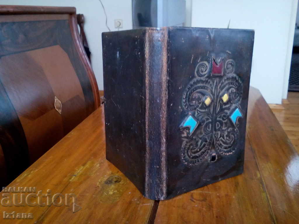 Delivery of Old leather bandage Delivery of Old leather bandage