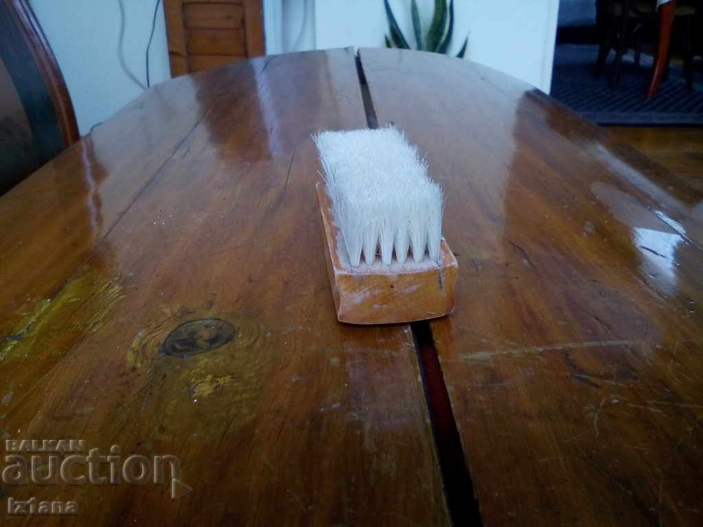 Παλιά βούρτσα ρούχων με τιμή 10.00 BGN | € 5.11 Παλιά βούρτσα ρούχων με τιμή 10.00 BGN | € 5.11