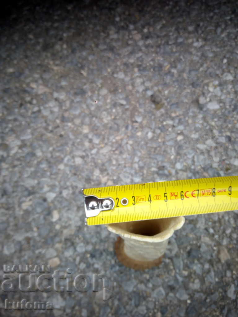 Δημοπρασία Ένα βάζο από κόκκαλο ζώου Δημοπρασία Ένα βάζο από κόκκαλο ζώου