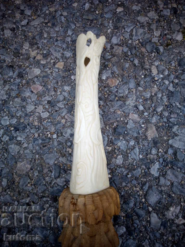 Παράδοση Ένα βάζο από κόκκαλο ζώου Παράδοση Ένα βάζο από κόκκαλο ζώου