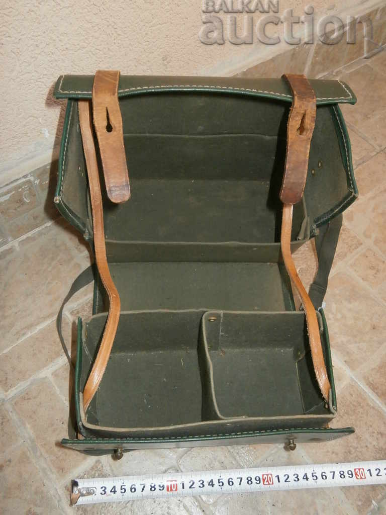 Delivery of Medical bag World War II WW2 first aid kit Delivery of Medical bag World War II WW2 first aid kit