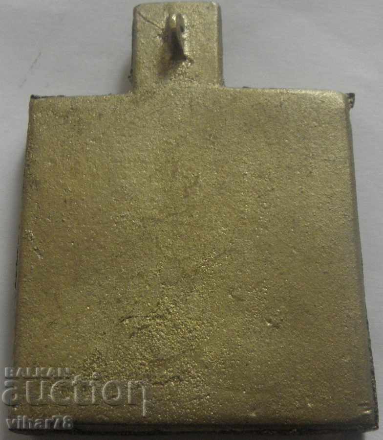 Delivery of a small bronze icon Delivery of a small bronze icon