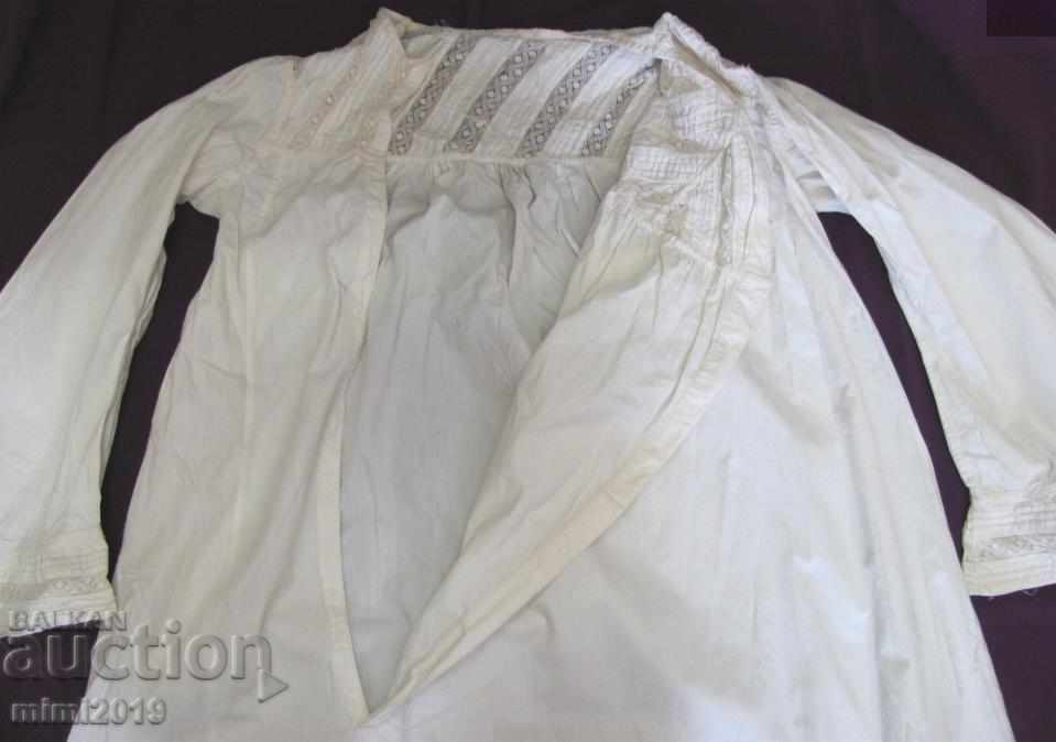 Delivery of 19th century Woman's shirt with lace Delivery of 19th century Woman's shirt with lace