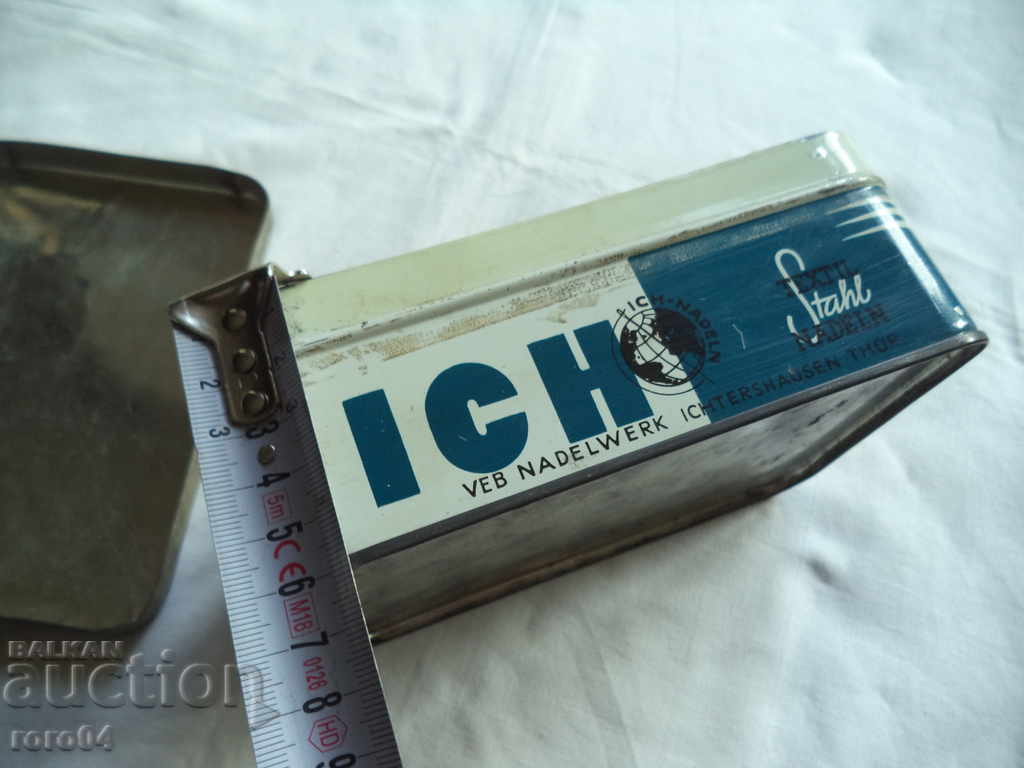 Auction  TIN BOX + SAMPLE FOX badge