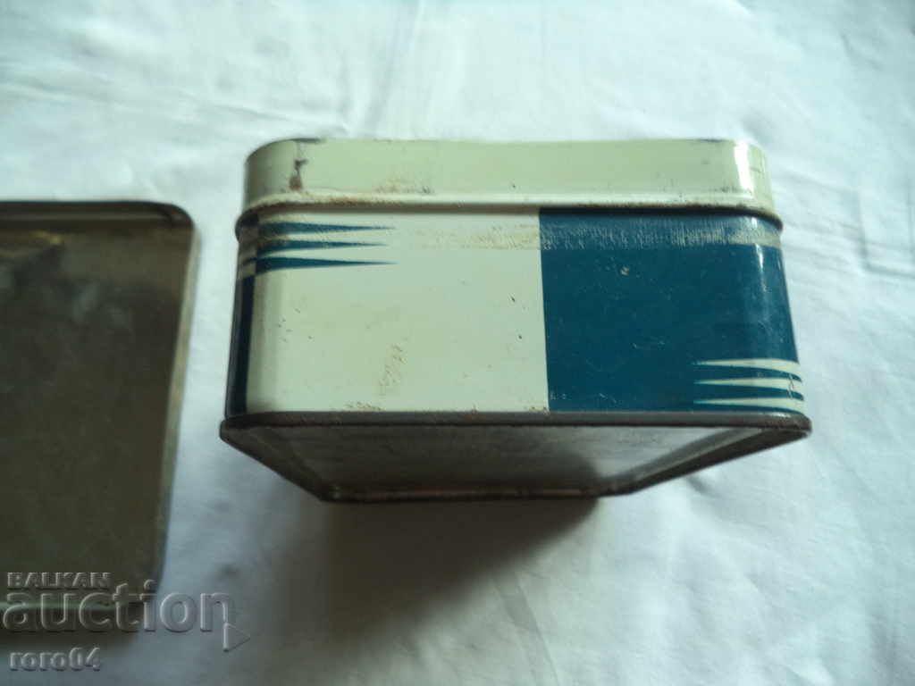 Delivery of TIN BOX + SAMPLE FOX badge