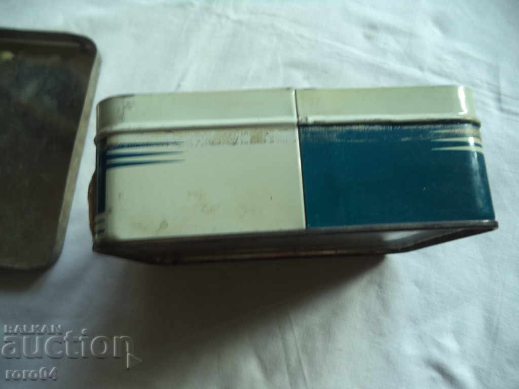 TIN BOX + SAMPLE FOX badge - 5