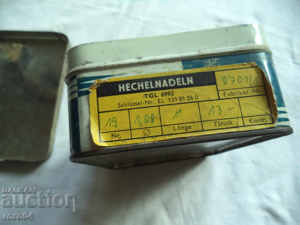 TIN BOX + SAMPLE FOX badge - 6