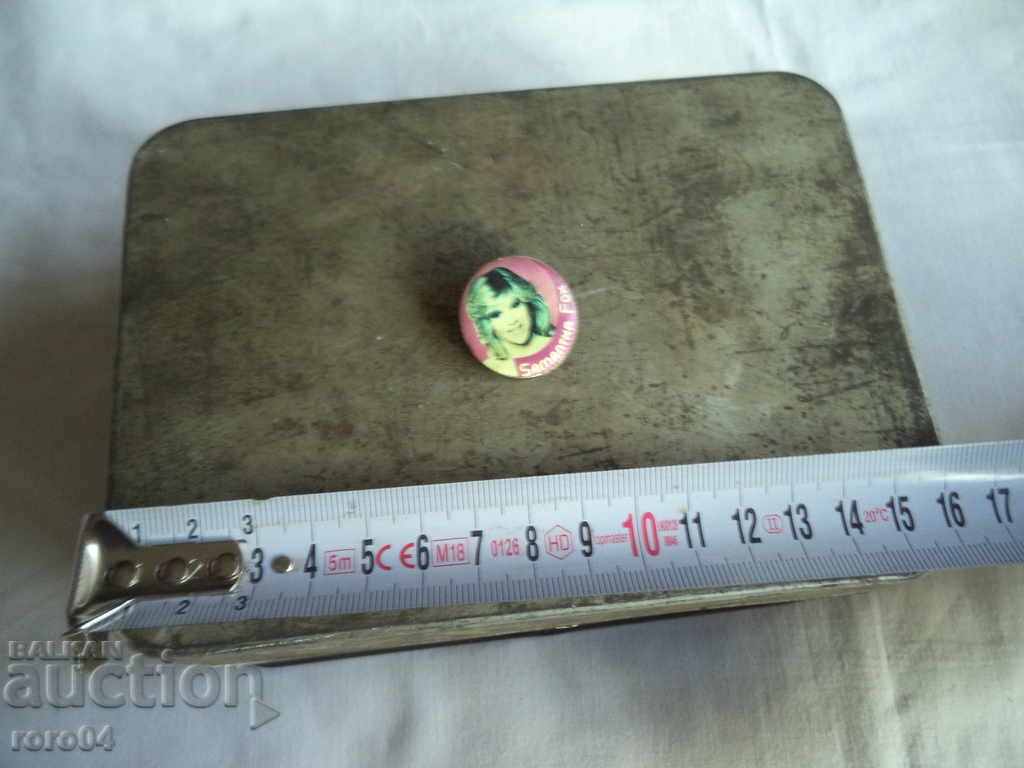 TIN BOX + SAMPLE FOX badge - 7