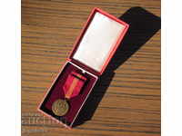 стар Чешки военен медал от соца с кутия и миниатюра