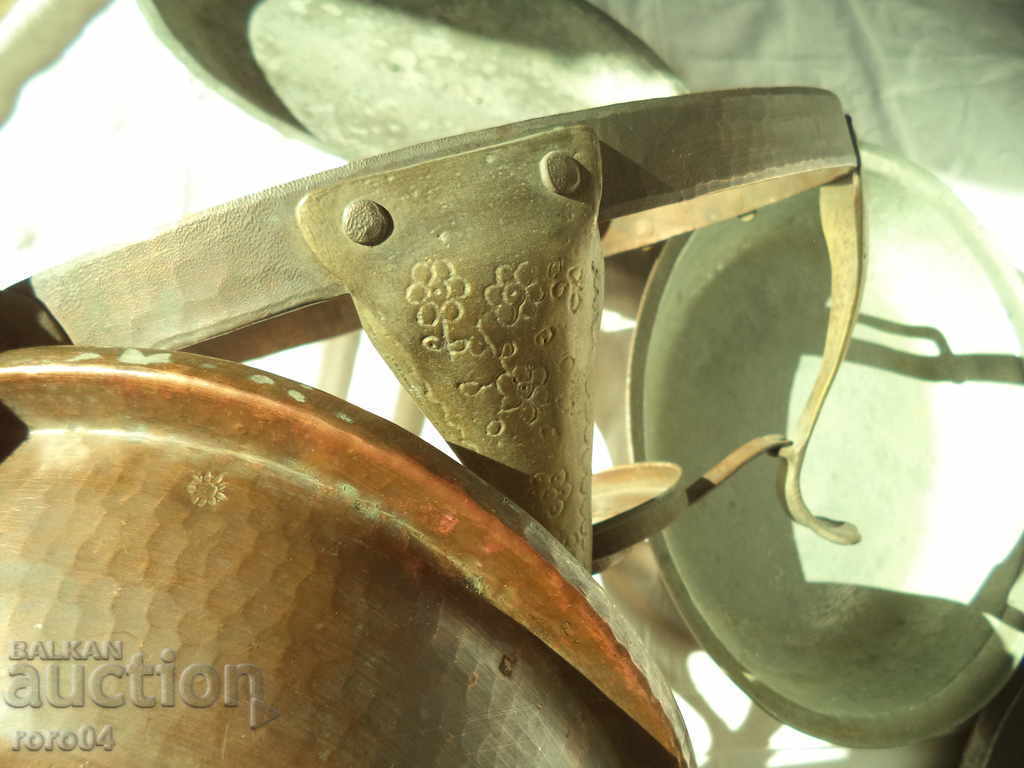 UNIQUE SET OF FORGED COPPER VESSELS + TRAY - 7 UNIQUE SET OF FORGED COPPER VESSELS + TRAY - 7