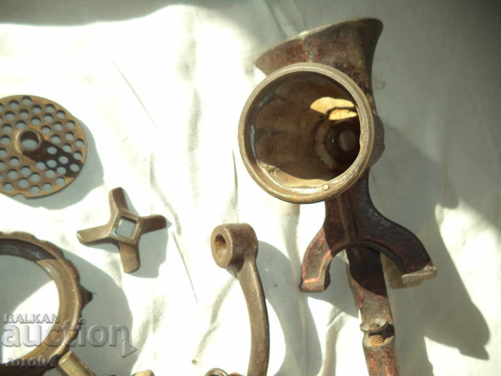 BIG OLD MEAT MILLS / TOMATOES - 5 BIG OLD MEAT MILLS / TOMATOES - 5