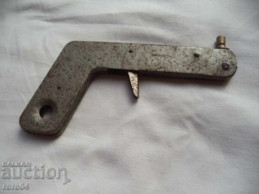 OLD METAL PISTOL FOR GAS HEATER / BURNER with price 22.50 BGN | € 11.50 OLD METAL PISTOL FOR GAS HEATER / BURNER with price 22.50 BGN | € 11.50