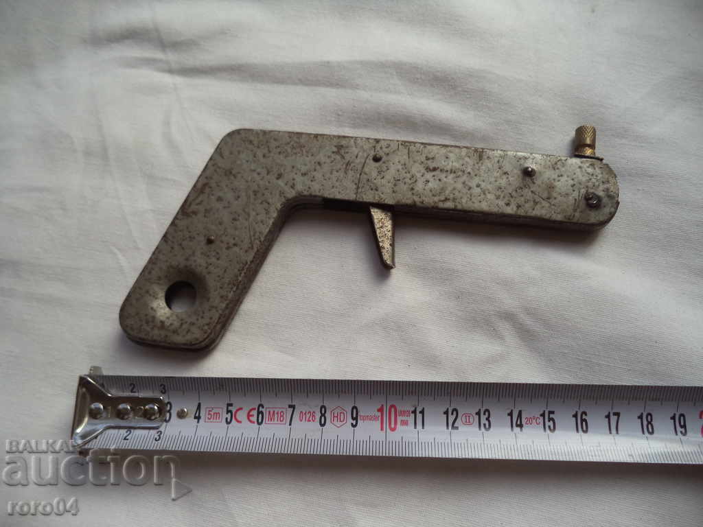 Auction OLD METAL PISTOL FOR GAS HEATER / BURNER Auction OLD METAL PISTOL FOR GAS HEATER / BURNER