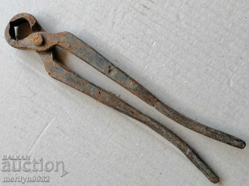 Ancient primitive crumpled keretten pliers in the 20th century with price 33.00 BGN | € 16.87 Ancient primitive crumpled keretten pliers in the 20th century with price 33.00 BGN | € 16.87