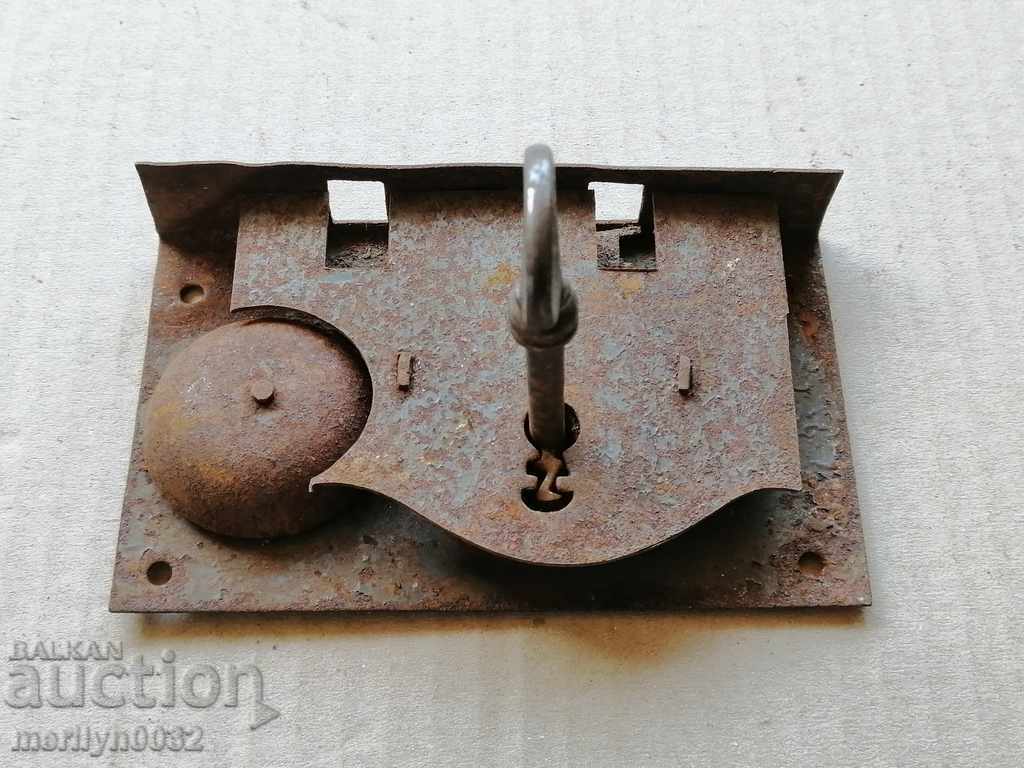 Стара кована брава с ключ звънче за ракла ключалка, резе