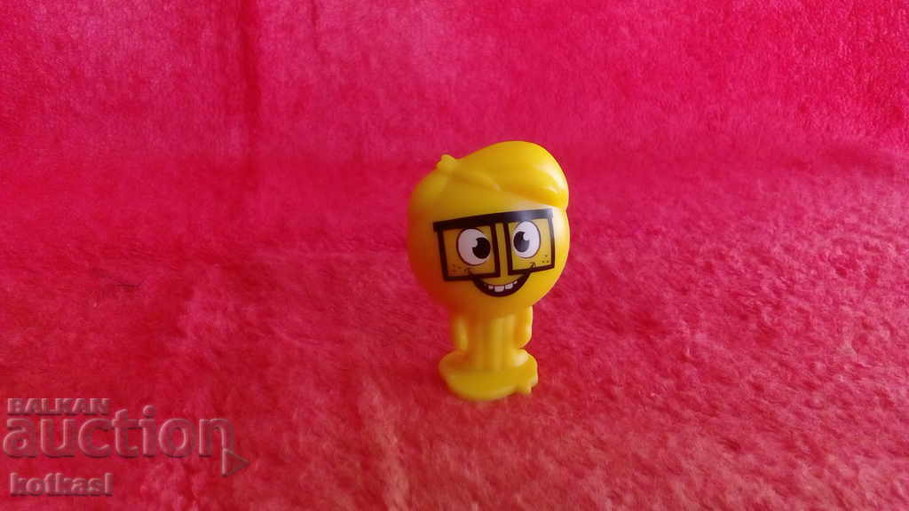 O figură mică de jucărie din plastic