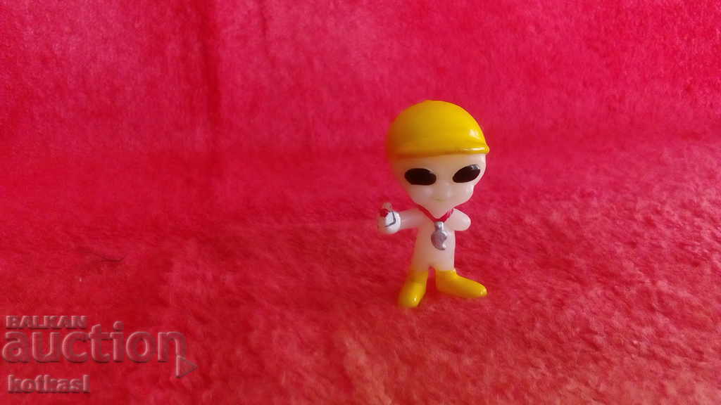 O figurină mică dintr-o jucărie cu ouă de ciocolată