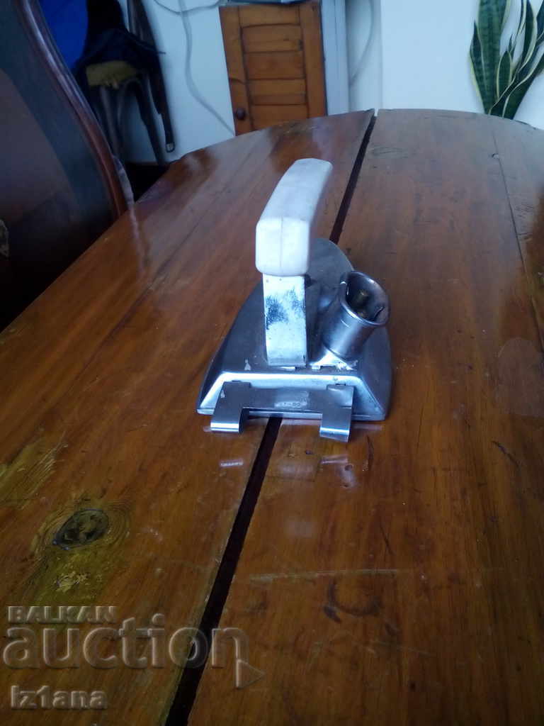 Old electric iron with price 20.00 BGN | € 10.23 Old electric iron with price 20.00 BGN | € 10.23