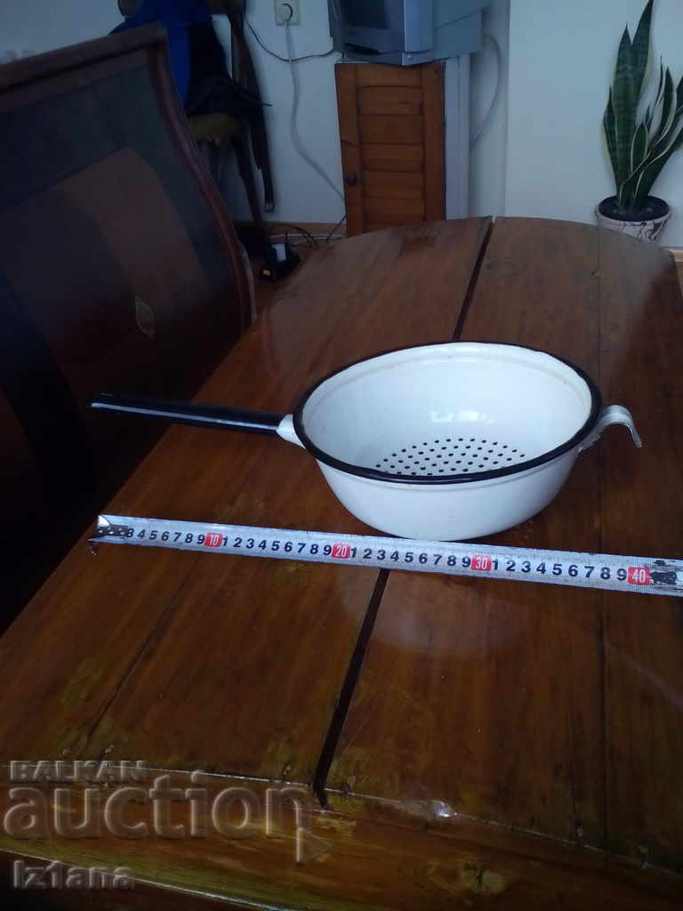 Auction  Old enameled strainer, colander