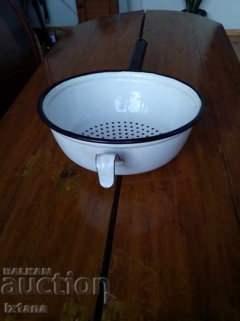 Delivery of Old enameled strainer, colander