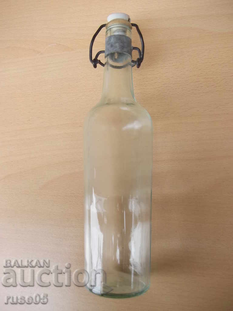 O sticlă veche de sticlă