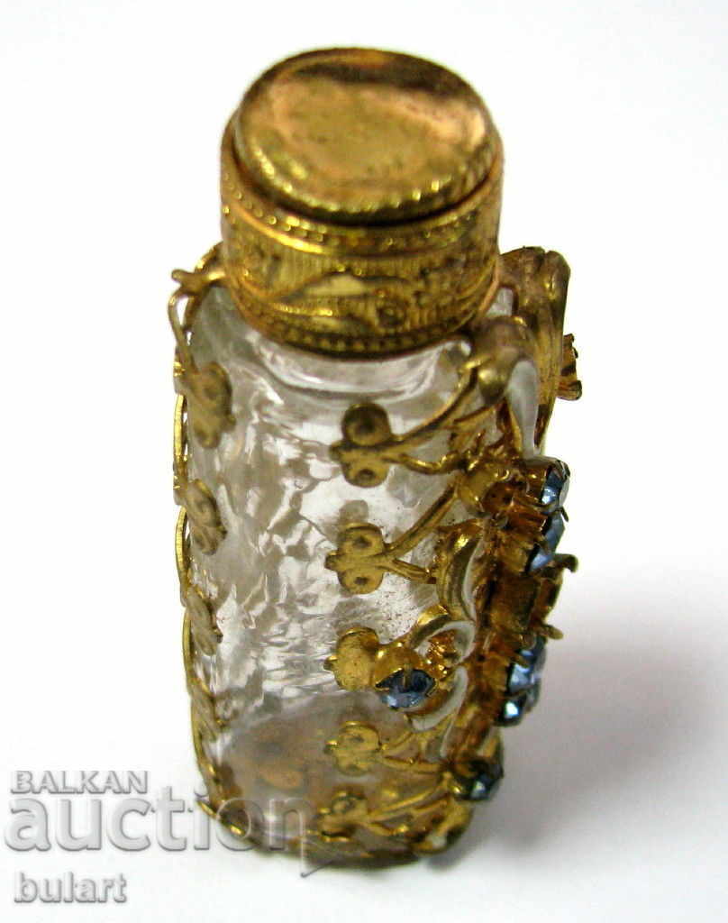 MAI MAI MULTE PERFUM CU ORNAMENTE FLORI ȘI PIERRE cu preț 60.00 BGN | € 30.68 MAI MAI MULTE PERFUM CU ORNAMENTE FLORI ȘI PIERRE cu preț 60.00 BGN | € 30.68