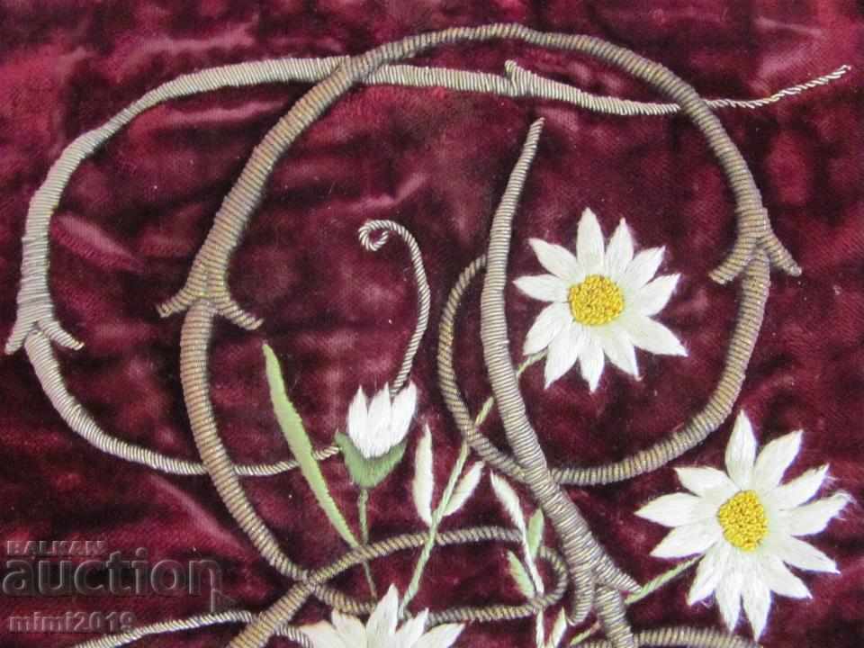 Delivery of 19th Century Hand embroidery Motif velvet and gold brimstone Delivery of 19th Century Hand embroidery Motif velvet and gold brimstone