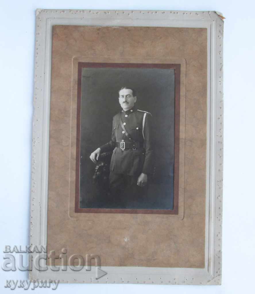 Fotografie veche a cabinetului militar cu fotografie militară