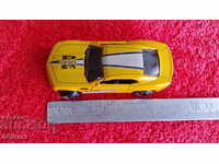 Малка метална спортна кола