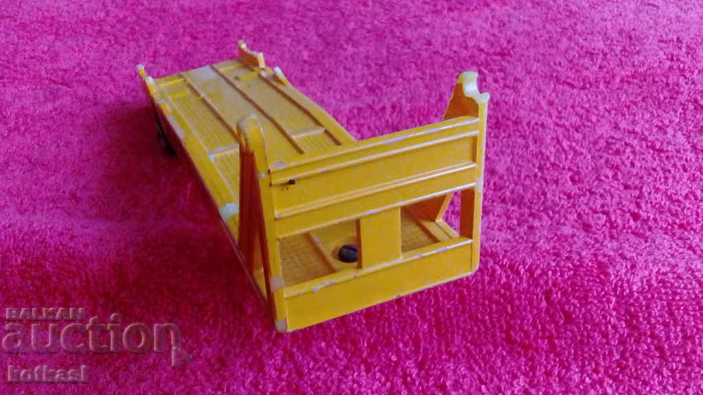 Delivery of Old small Tire Truck trailer Greece