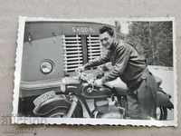 Снимка на хартия фотография моторист 50те год
