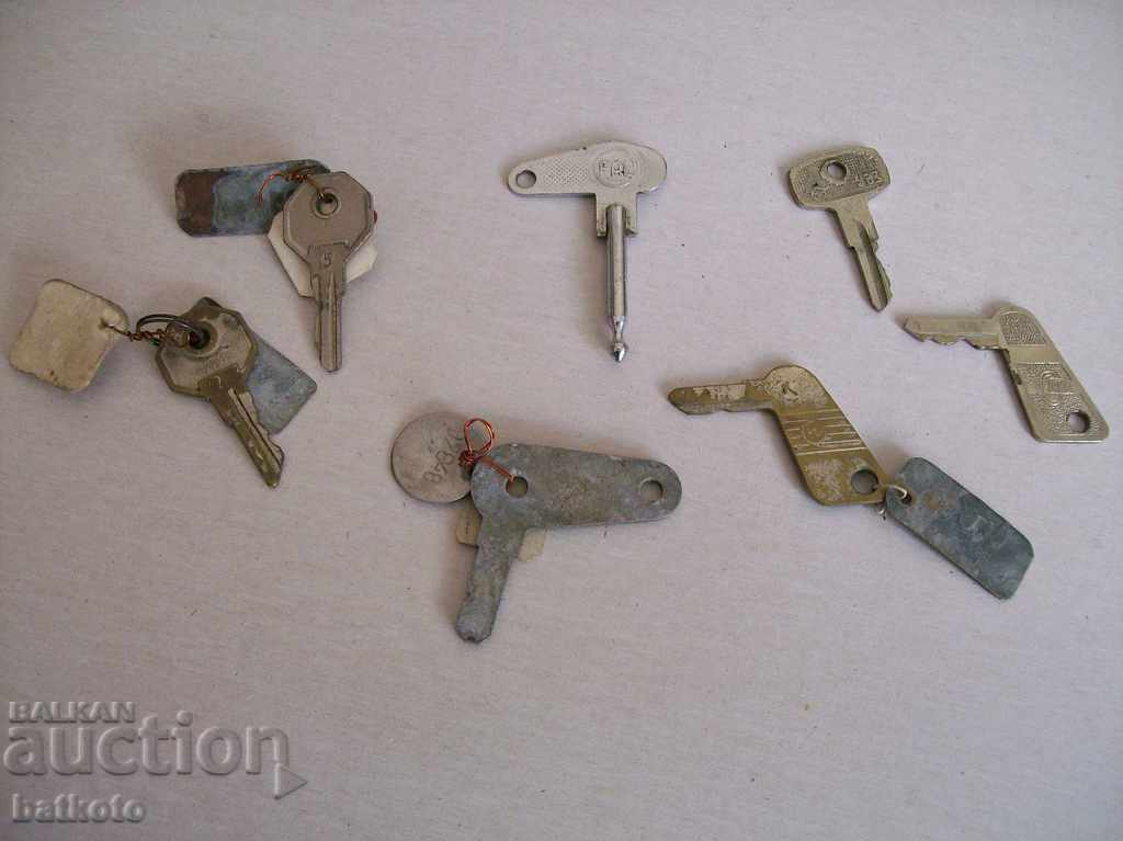 Πολλά παλιά κλειδιά για στρατιωτικά οχήματα.
