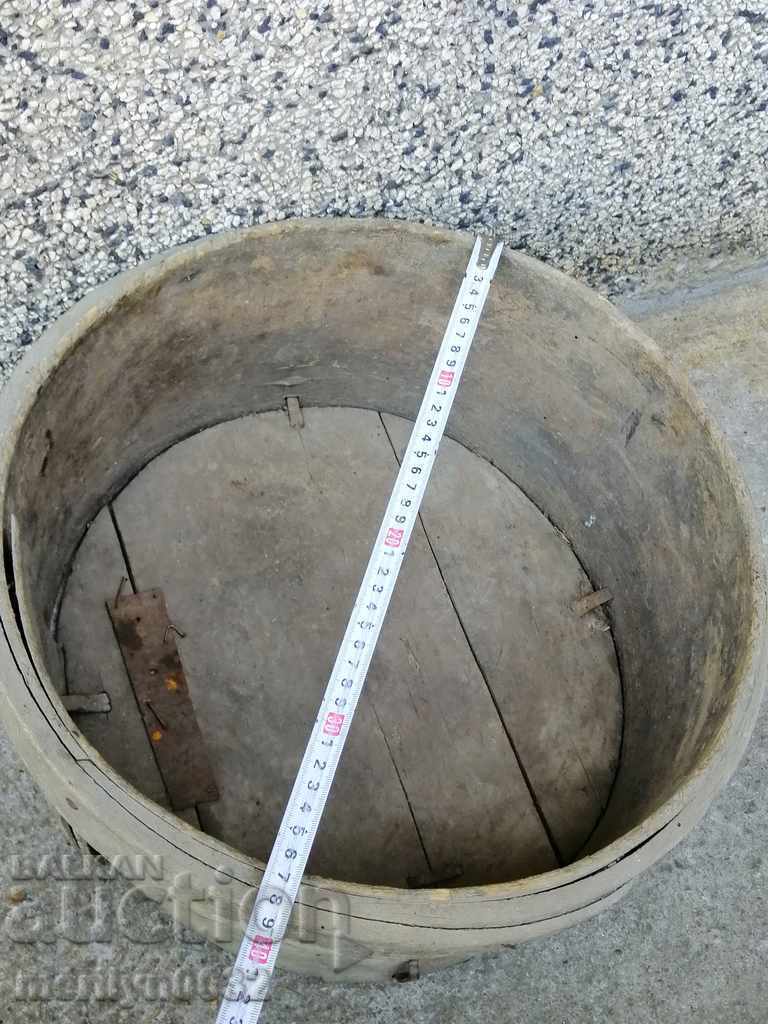 Delivery of Old crutch for wheat, bushel, bucket, wooden Delivery of Old crutch for wheat, bushel, bucket, wooden