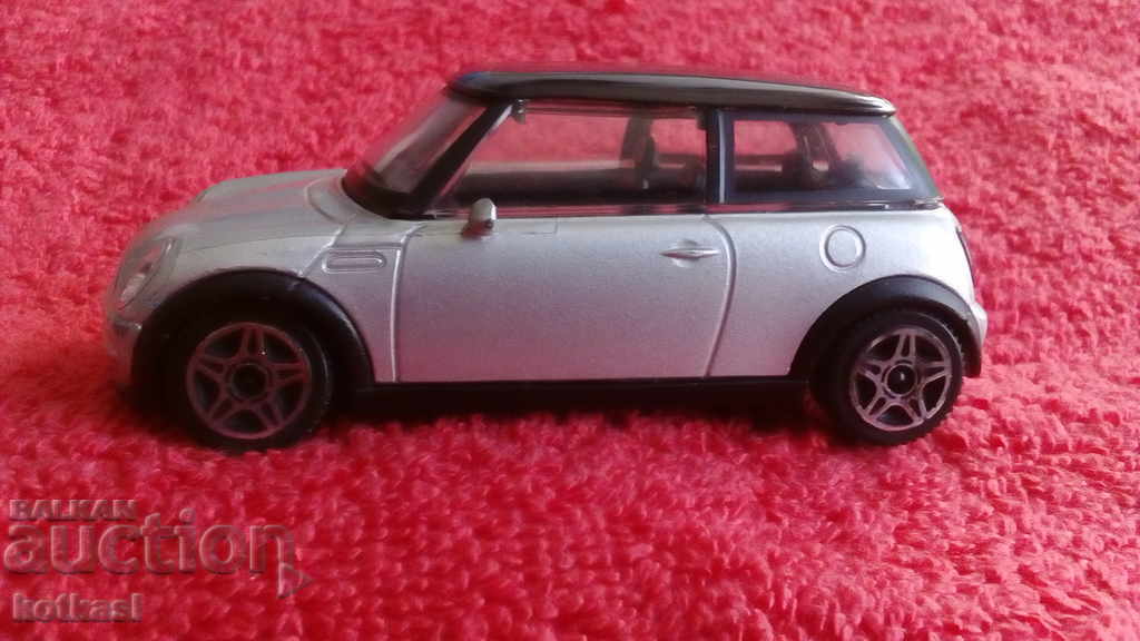 Mașină veche de jucărie din metal MINI COOPER ITALIA burago 1/43 excelent cu preț 45.50 BGN | € 23.26