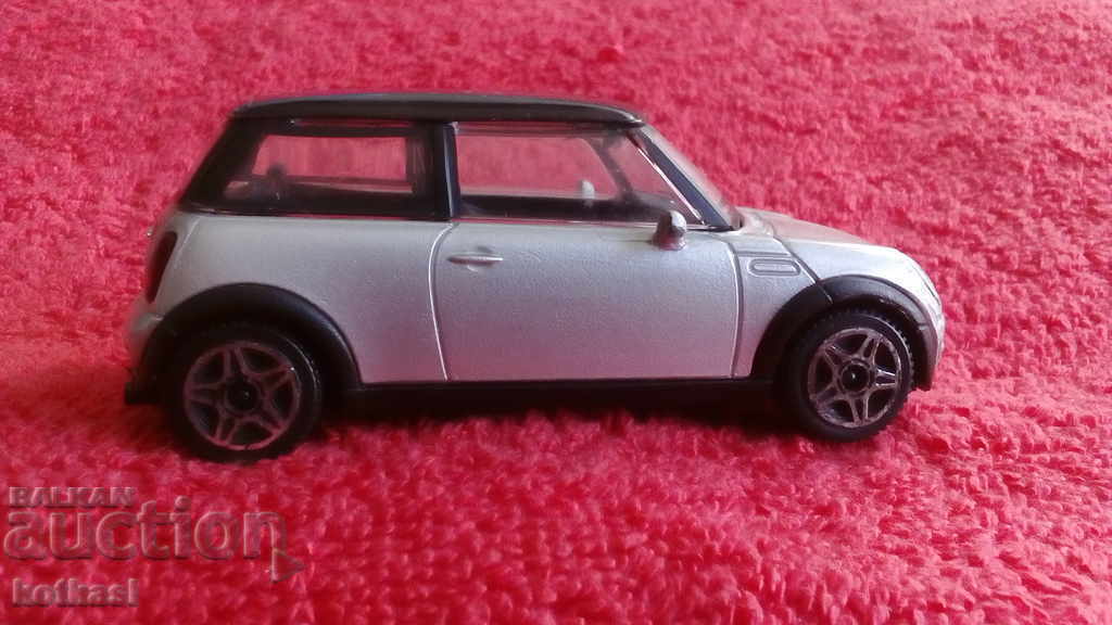 Licitație Mașină veche de jucărie din metal MINI COOPER ITALIA burago 1/43 excelent