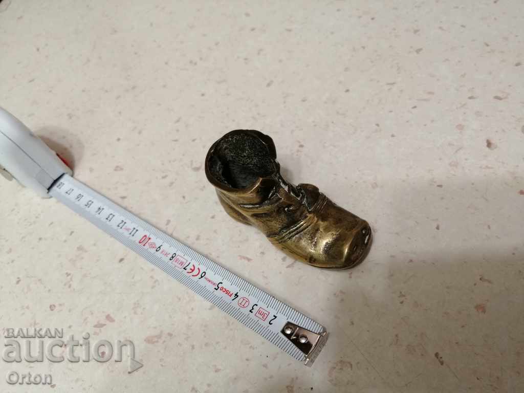 Delivery of Old bronze shoe Delivery of Old bronze shoe