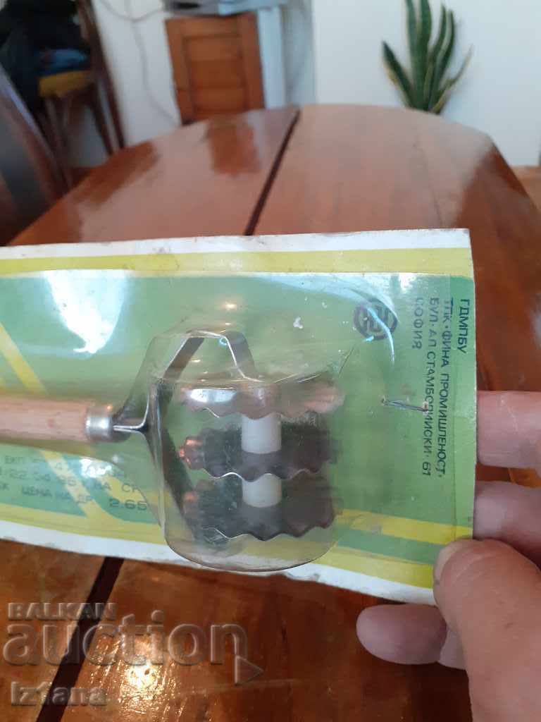 Auction Old dough cutter Auction Old dough cutter