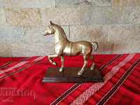 Стара бронзова статуетка на кон