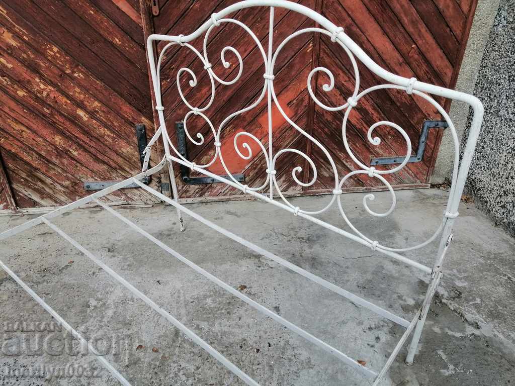 Сгавеаемо легло от ковано желязо началото на 20 ти век. с цена 216.00 лв. | € 110.44 Сгавеаемо легло от ковано желязо началото на 20 ти век. с цена 216.00 лв. | € 110.44