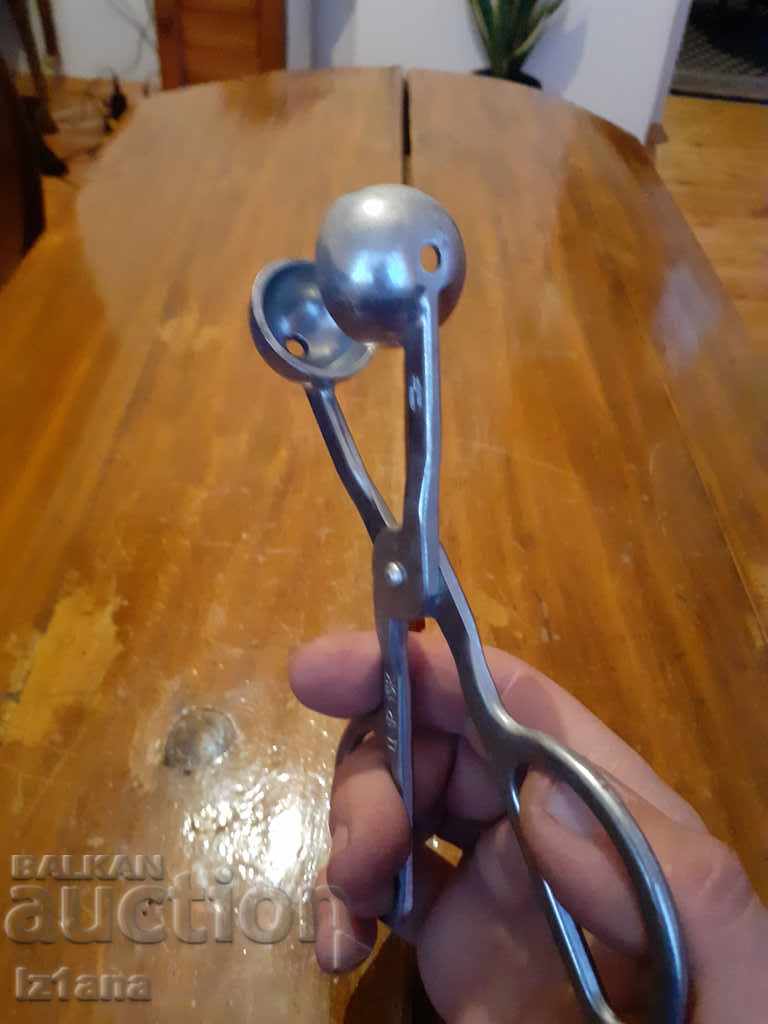 Auction An old kitchen tool Auction An old kitchen tool