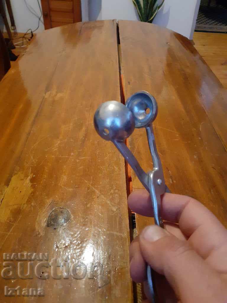 Delivery of An old kitchen tool Delivery of An old kitchen tool