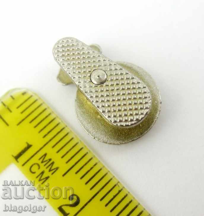 Delivery of OLD FOOTBALL BADGE - ANDALUSIA FEDERATION - BUTTONELLA Delivery of OLD FOOTBALL BADGE - ANDALUSIA FEDERATION - BUTTONELLA