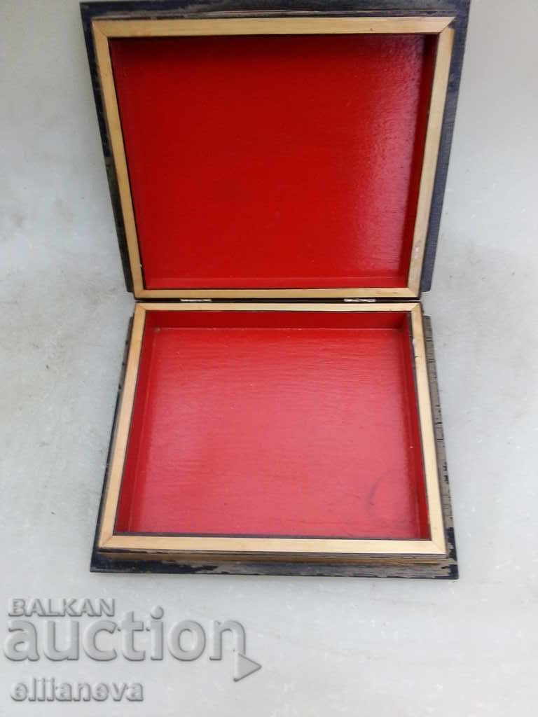 Ρωσικό κουτί δώρου με τιμή 9.00 BGN | € 4.60 Ρωσικό κουτί δώρου με τιμή 9.00 BGN | € 4.60