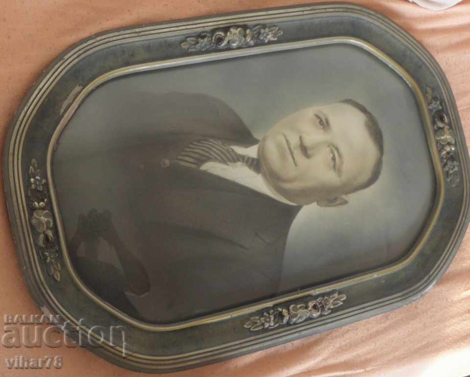 Delivery of Old large photo in a wooden frame