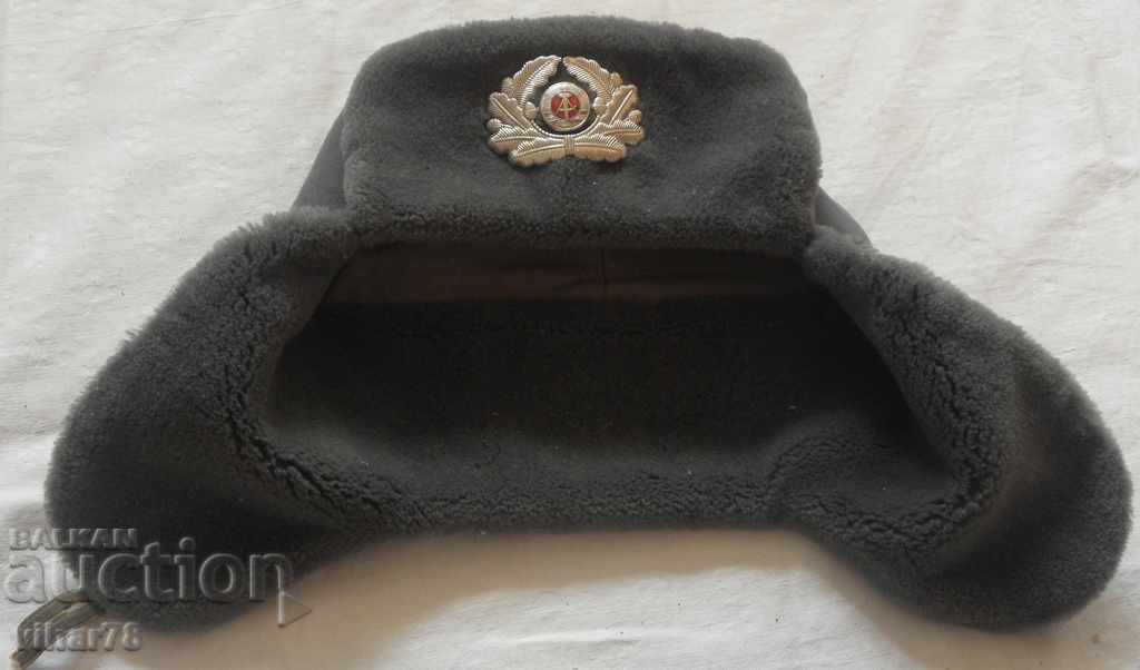 ένα παλιό γερμανικό στρατιωτικό καπέλο