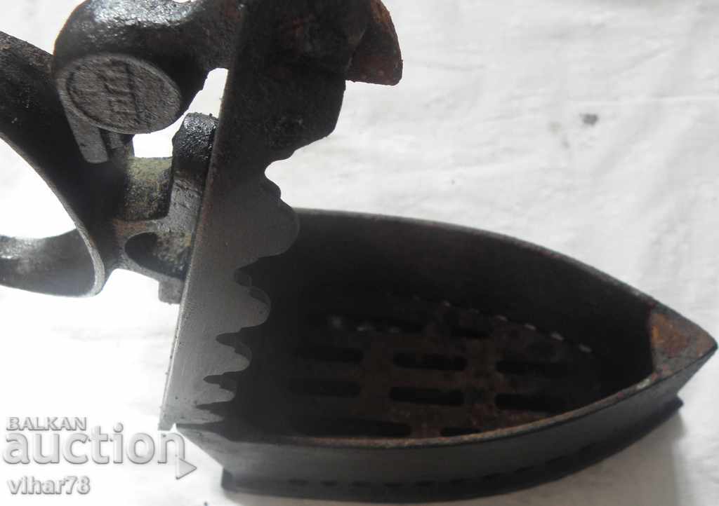 Доставка на стара ютия на жар