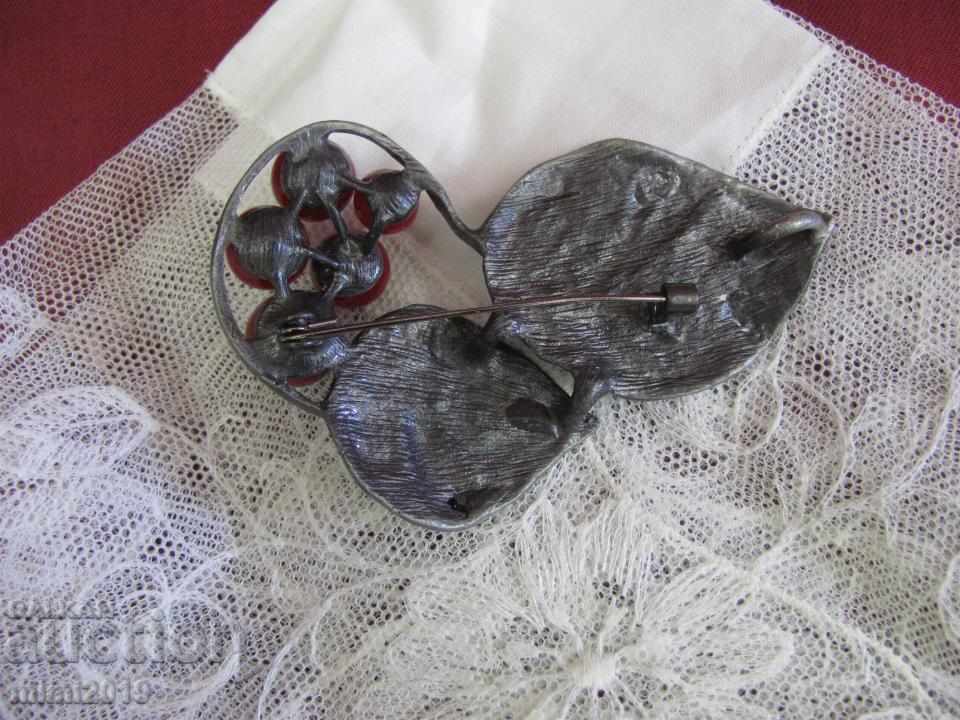 Auction Art Deco Ladies Brooch and Towel Auction Art Deco Ladies Brooch and Towel