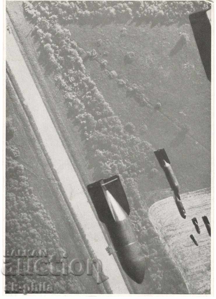 Fotografie veche - bombardament aerian