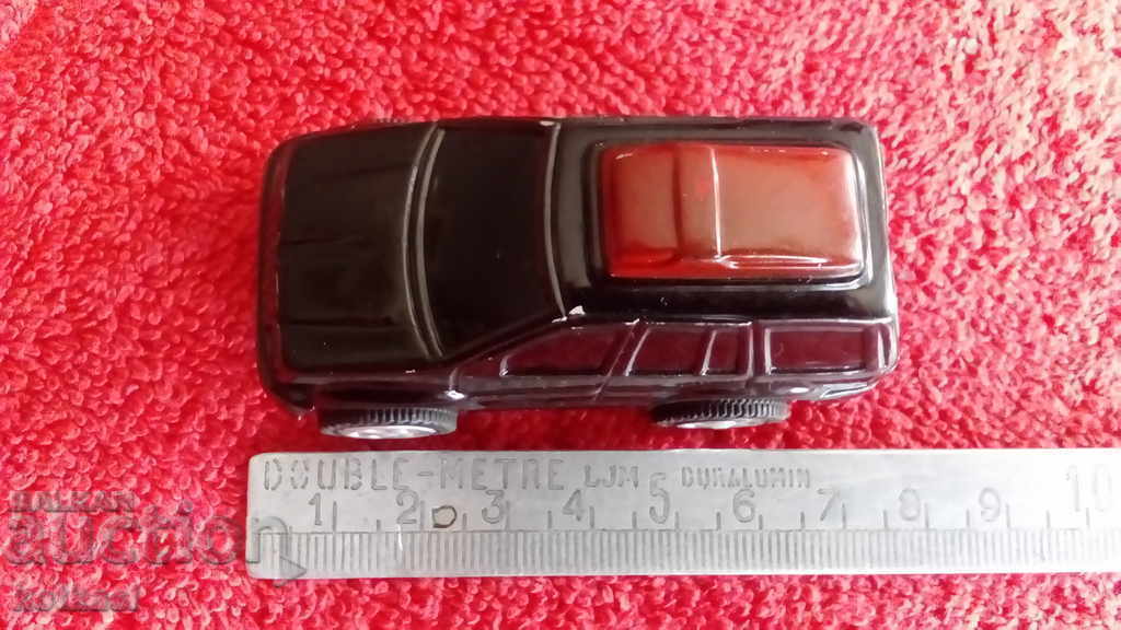 Стара малка кола джип