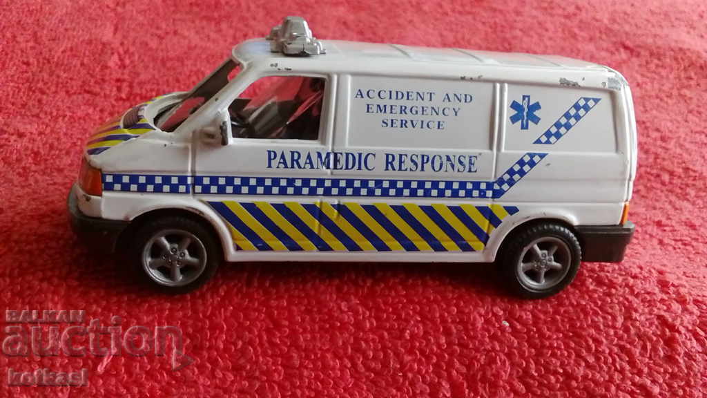Παλιό μικρό μεταλλικό αυτοκίνητο Βαν PARAMEDIC με τιμή 4.50 BGN | € 2.30